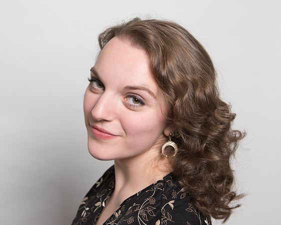 Lina head shot 12_17-294.jpg